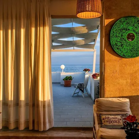 Attico Sul Mare Fronte Spiaggia Climatizzato Apartment